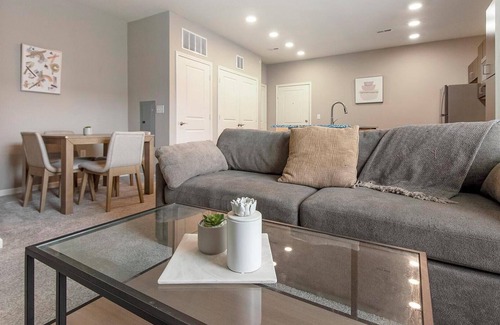 Chesterfield Apartment | Landing | Stunning 2BD, Clubhouse, Courtyard