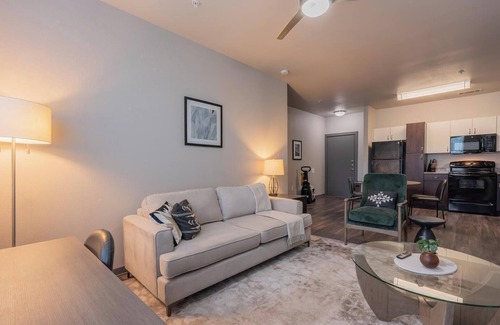 Tobin Hill Apartment | Landing | Stunning 2BD, Courtyard, Gym