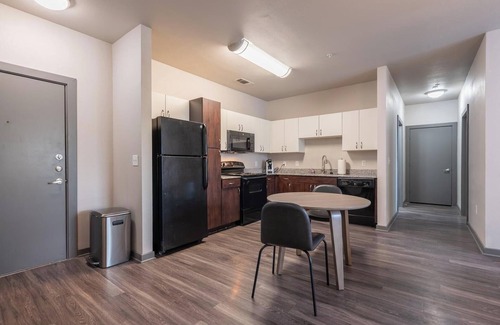 Tobin Hill Apartment | Landing | Stunning 2BD, Courtyard, Gym