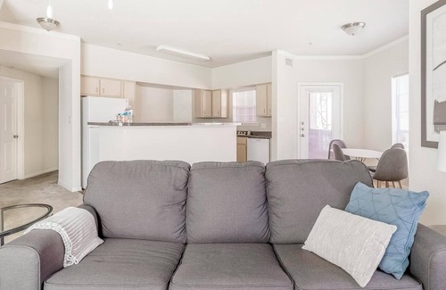 Southbelt/Ellington Apartment | Landing | Stunning 2BD, Clubhouse, Game Room