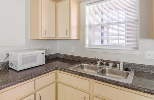 Southbelt/Ellington Apartment | Landing | Stunning 2BD, Clubhouse, Game Room