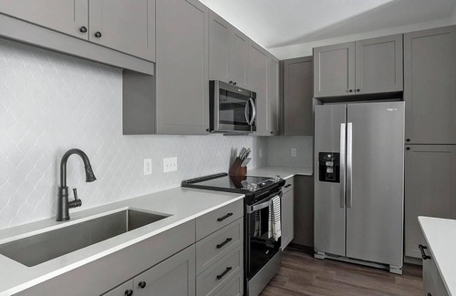 Houston Apartment | Landing | Stunning 2BD, Gym, Pool