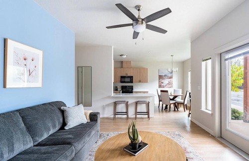 Molalla Apartment | Landing | Stunning 2BD, Gym, Pool