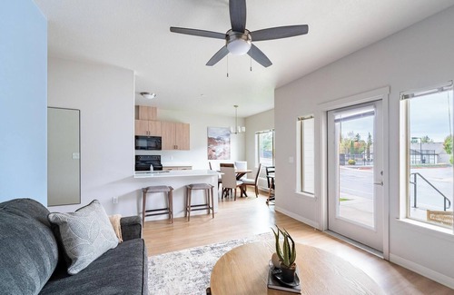 Molalla Apartment | Landing | Stunning 2BD, Gym, Pool