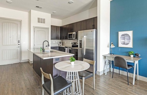 Denton Apartment | Landing | Stunning 2BD, Gym, Clubhouse