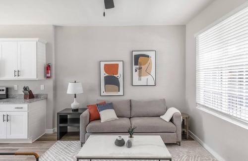 Madison Apartment | Landing | Stunning 2BD, Pool, Gym