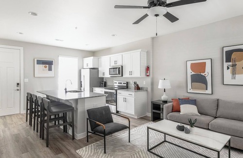 Madison Apartment | Landing | Stunning 2BD, Pool, Gym