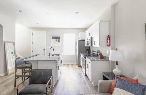 Madison Apartment | Landing | Stunning 2BD, Pool, Gym