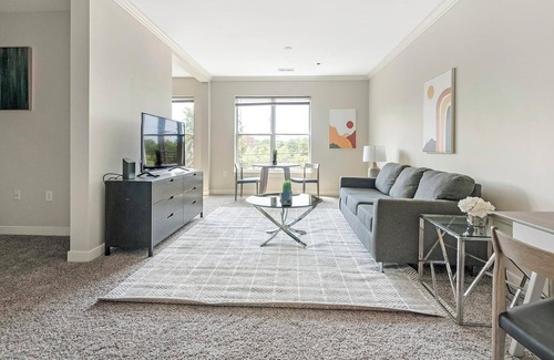 Chillum Apartment | Landing | Stunning Studio, Pool, Courtyard
