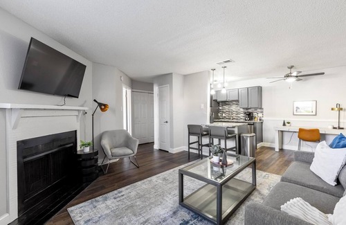 Grand Prairie Apartment | Landing | Stunning 1BD, Tennis Court, Courtyard
