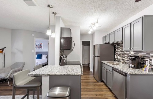 Grand Prairie Apartment | Landing | Stunning 1BD, Tennis Court, Courtyard