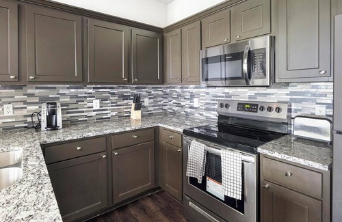 Richmond Apartment | Landing | Stylish 1BD, Clubhouse, Pool