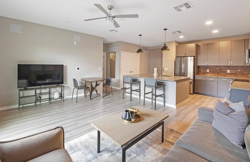 Warehouse District Apartment | Landing | Stylish 1BD, Game Room, Rooftop Lounge