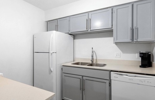 Windsor Park Apartment | Landing | Stylish 1BD, Gym