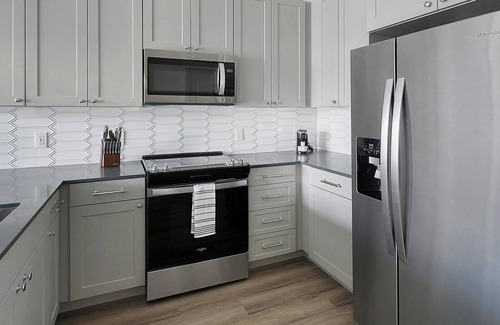 Houston Apartment | Landing | Stylish 1BD, Pool, Gym