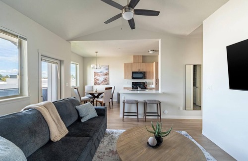 Molalla Apartment | Landing | Stylish 1BD, Pool, Gym