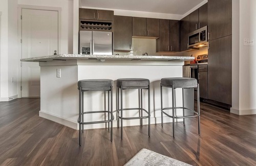 Wetmore Apartment | Landing | Stylish 1BD, Courtyard, Gym