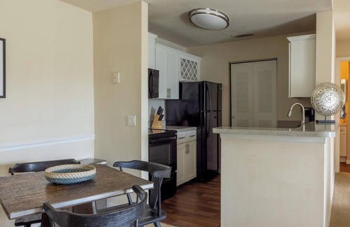 Trailer Estates Apartment | Landing | Stylish 2BD, Yoga Studio, Pool