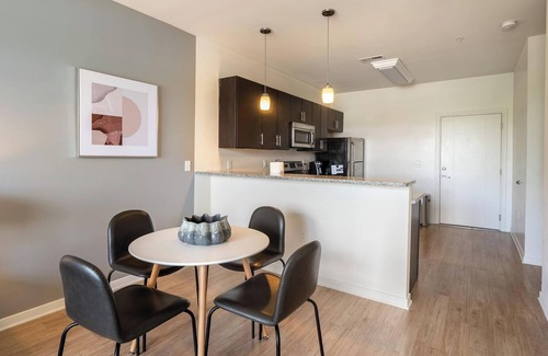 Richmond Apartment | Landing | Stylish 2BD, Gym