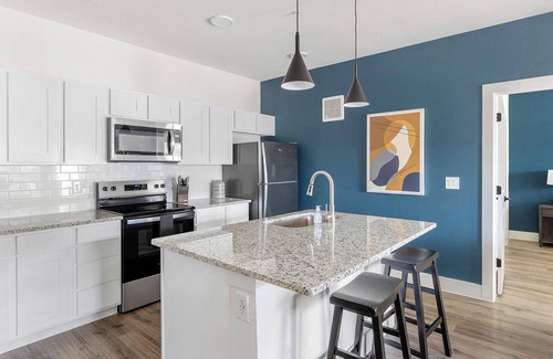 Venus Apartment | Landing | Stylish 2BD, Gym, Pool