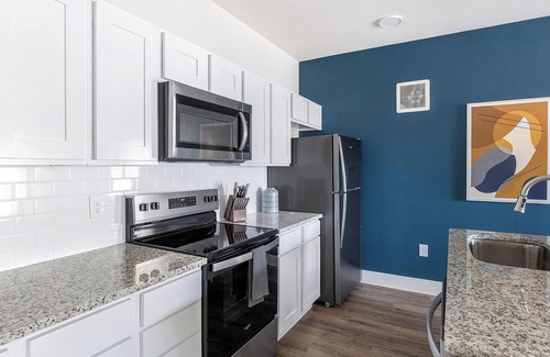 Venus Apartment | Landing | Stylish 2BD, Gym, Pool