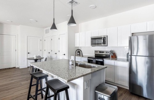 Venus Apartment | Landing | Stylish 2BD, Gym, Pool