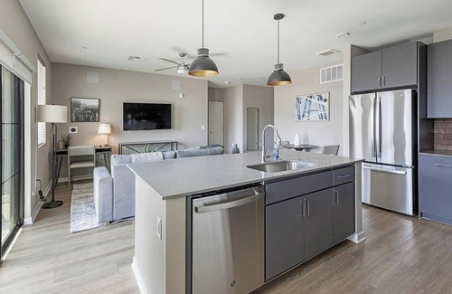 Warehouse District Apartment | Landing | Stylish 2BD, Yoga Studio, Rooftop Lounge