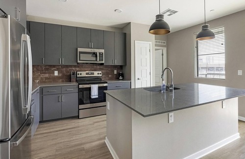 Warehouse District Apartment | Landing | Stylish 2BD, Yoga Studio, Rooftop Lounge