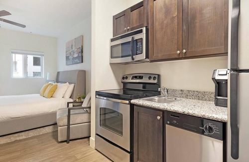 Pearl District Apartment | Landing | Stylish Studio, Gym, Courtyard