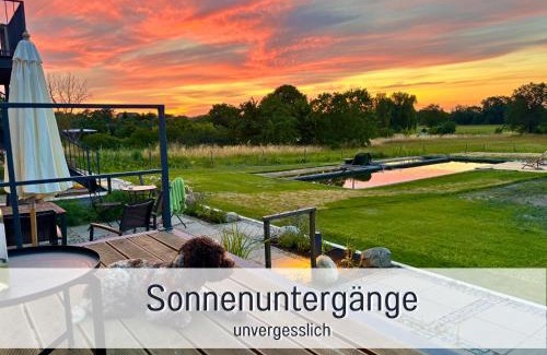 Fehrbellin Apartment | Landloft Linum - Ausgebaute Scheune mit Aussicht, Naturpool, Kamin, Sauna, Luxusausbau, handverlesene MidCentury Möbel & Kunst