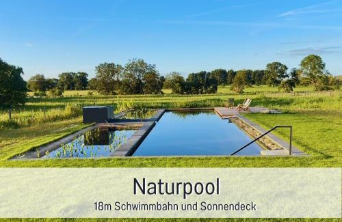 Fehrbellin Apartment | Landloft Linum - Ausgebaute Scheune mit Aussicht, Naturpool, Kamin, Sauna, Luxusausbau, handverlesene MidCentury Möbel & Kunst