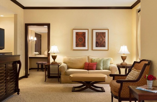 Downtown Wilmington Hotel | Landmark Hotel Luxe Accommodations Perfect for Families -Soaking Tub -Free Wifi