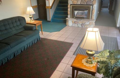 Clintonville Hotel | Landmark Motel