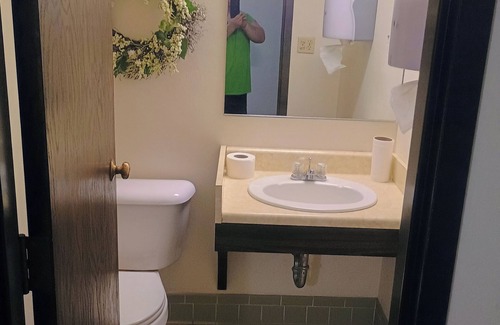 Clintonville Hotel | Landmark Motel