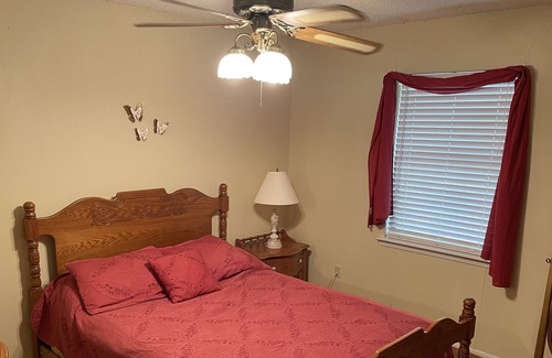 West Livingston House | Lando's Landing Lakefront Resort- True Waterfront!