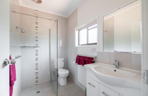 Barcaldine Hotel | Landsborough Lodge Motel