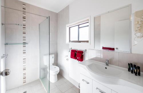 Barcaldine Hotel | Landsborough Lodge Motel