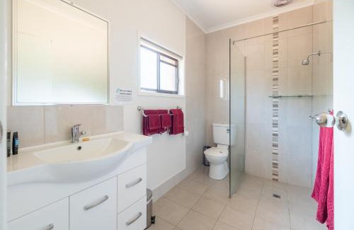 Barcaldine Hotel | Landsborough Lodge Motel