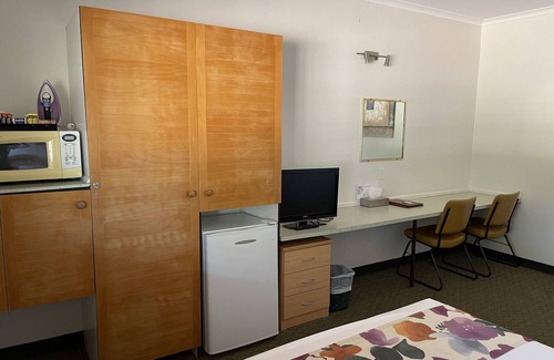 Barcaldine Hotel | Landsborough Lodge Motel