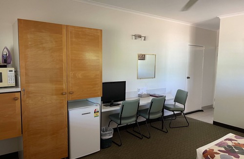 Barcaldine Hotel | Landsborough Lodge Motel