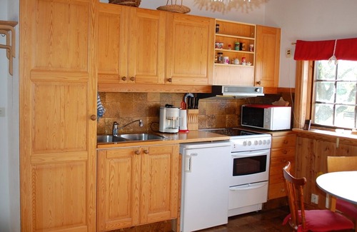 Ydre Municipality House | Landside cottage with horse riding offer!