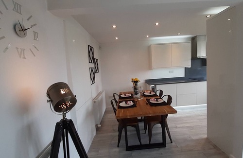Hepworth House | Lane End Cottage Holmfirth - Panoramic Views, Modernised with offroad parking