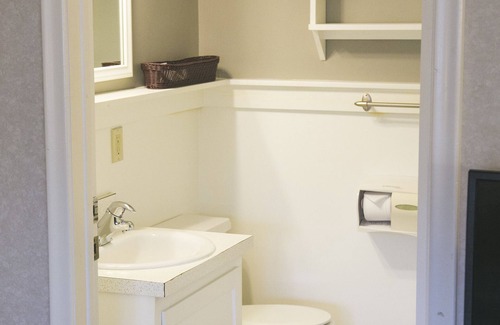Queens Hotel | Lane's Privateer Inn