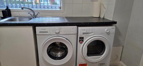 Warwick Apartment | Langcliffe House - 3 Bed, Sleeps 5 - Garden, Parking & Wifi - Warwick