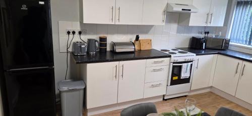 Warwick Apartment | Langcliffe House - 3 Bed, Sleeps 5 - Garden, Parking & Wifi - Warwick