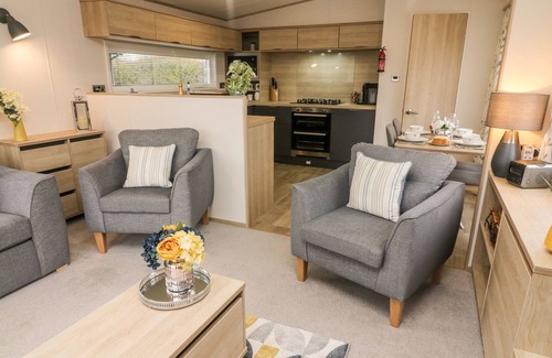 Yealand Conyers Cottage | LANGDALE LODGE, pet friendly, with a garden in Tewitfield Marina