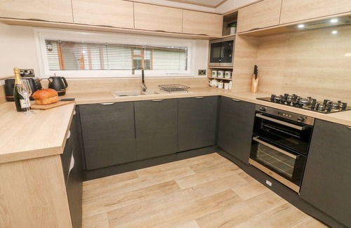 Yealand Conyers Cottage | LANGDALE LODGE, pet friendly, with a garden in Tewitfield Marina