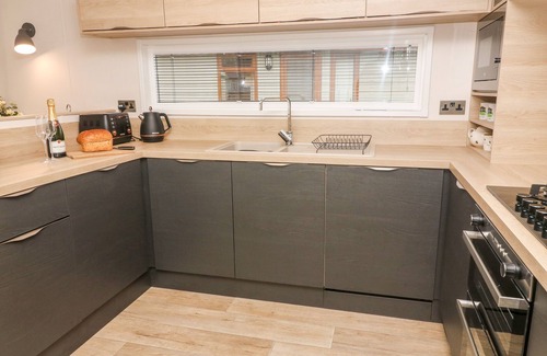 Yealand Conyers Cottage | LANGDALE LODGE, pet friendly, with a garden in Tewitfield Marina