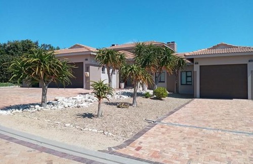Langebaan Villa | Langebaan Golf Estate - Signature Hole 24hrs power