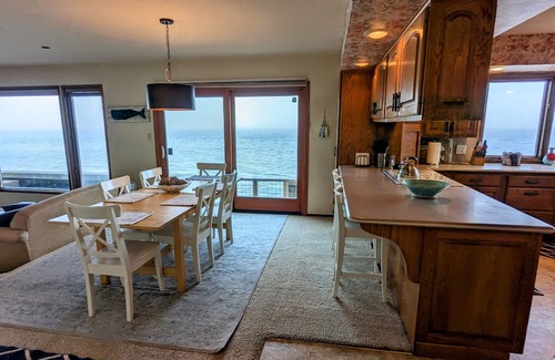Langley House | Langley Beach House - 5 bedroom waterfront home in downtown Langley!
